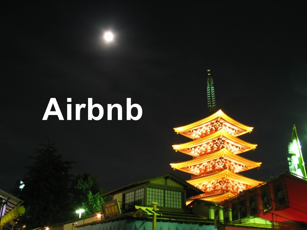 京都の月夜にAirbnbのテキストが入った画像